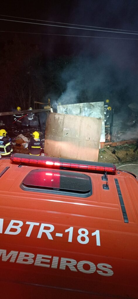 Bombeiros apagando incêndio no bairro Oxford.